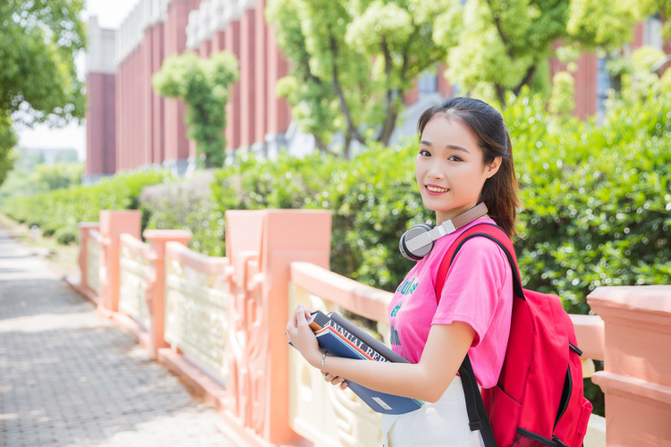 中国民用航空飞行学院(CAFUC)2025报考指南：近三年各省录取分数线趋势分析