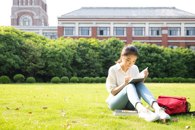 华中师范大学(CCNU)2025报考指南：近三年各省录取分数线趋势分析