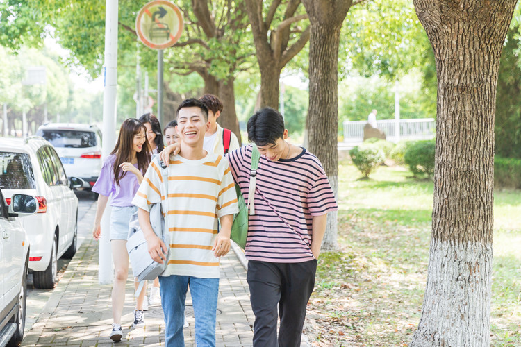 中国人民大学(RUC)2025录取预测：近三年各省分数线深度解析与报考策略